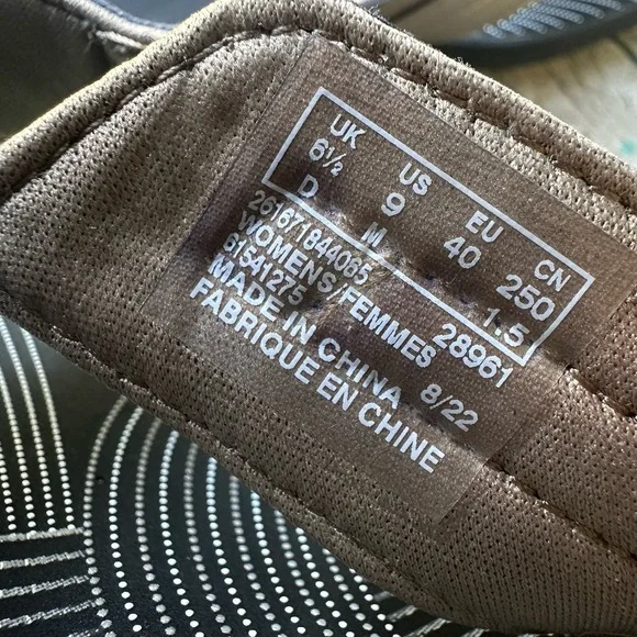 Clarks Cloudsteppers Sandals Women's Size 9 Breeze Sea Gold Black Cushion Soft - Picture 8 of 8